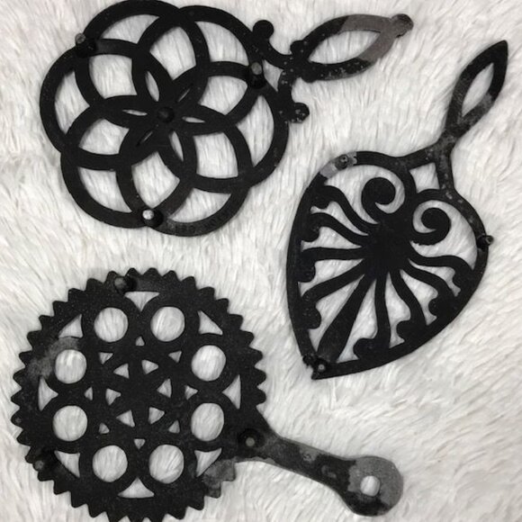 Vintage Set of 3 Intricate Black Metal Trivets - Picture 10 of 11